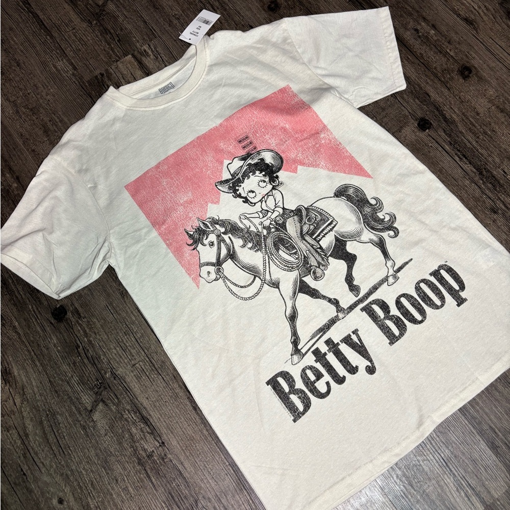 Betty Boop White Tee with Red & Black Vintage Graphic- New! Size M Oversized Fit - Picture 3 of 8